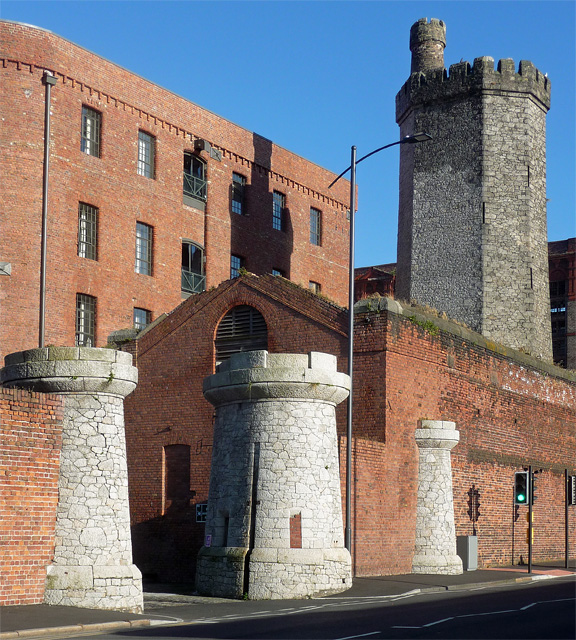 Gatepiers,_Regent_Road,_Liverpool_(2)_-_geograph.org.uk_-_5106155